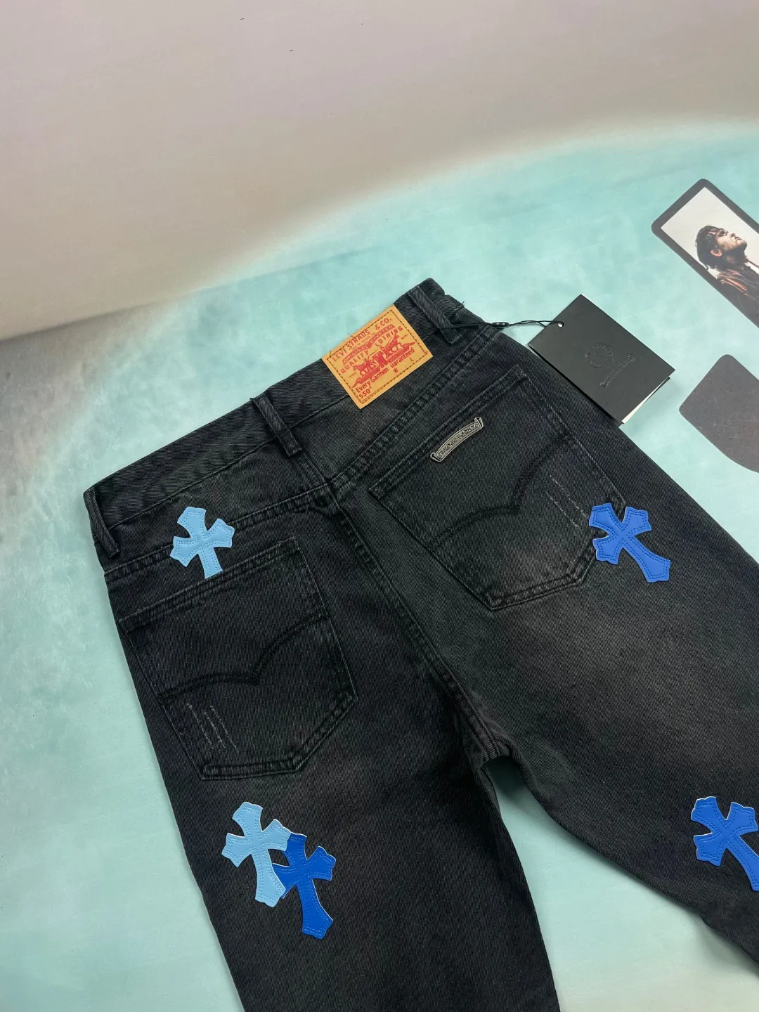 🅿️240 🔘Style No.-KL155 🔘Cro Heart𝐂𝐡𝐫𝐨𝐦𝐞 𝐇𝐞𝐚𝐫𝐭 Classic CH Black and Blue Cross Patch Leather Jeans* These Croix Heart Jeans are unique. High-quality denim fabrics are carefully selected and subjected to a special washing process to present retro color and texture, giving it a full texture. The iconic blue cross patch is made of fine cutting technology and carefully sewn on the trousers, making it strong and beautiful. The raw edges of the trousers are carefully distressed by hand, giving them a casual and uninhibited style. When paired with it, it can be paired with a simple solid-color sweatshirt and sneakers to create a casual street style; paired with a black motorcycle jacket and Martin boots to show a cool and punk style; combined with a slim shirt and leather shoes, it can create a yuppie gentleman look and can be easily adapted to various occasions.  Size: S M L XL (28.30.32.34) Color: Black